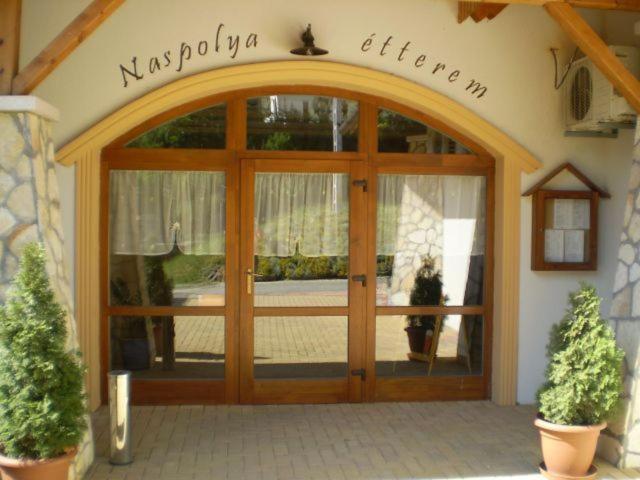 Bed and Breakfast Naspolya Panzio Es Etterem Bataapati Экстерьер фото
